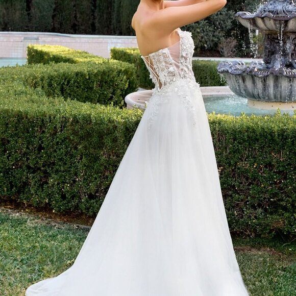 Off white wedding dress, bridal gown. Church outdoor destination - Picture 3 of 6